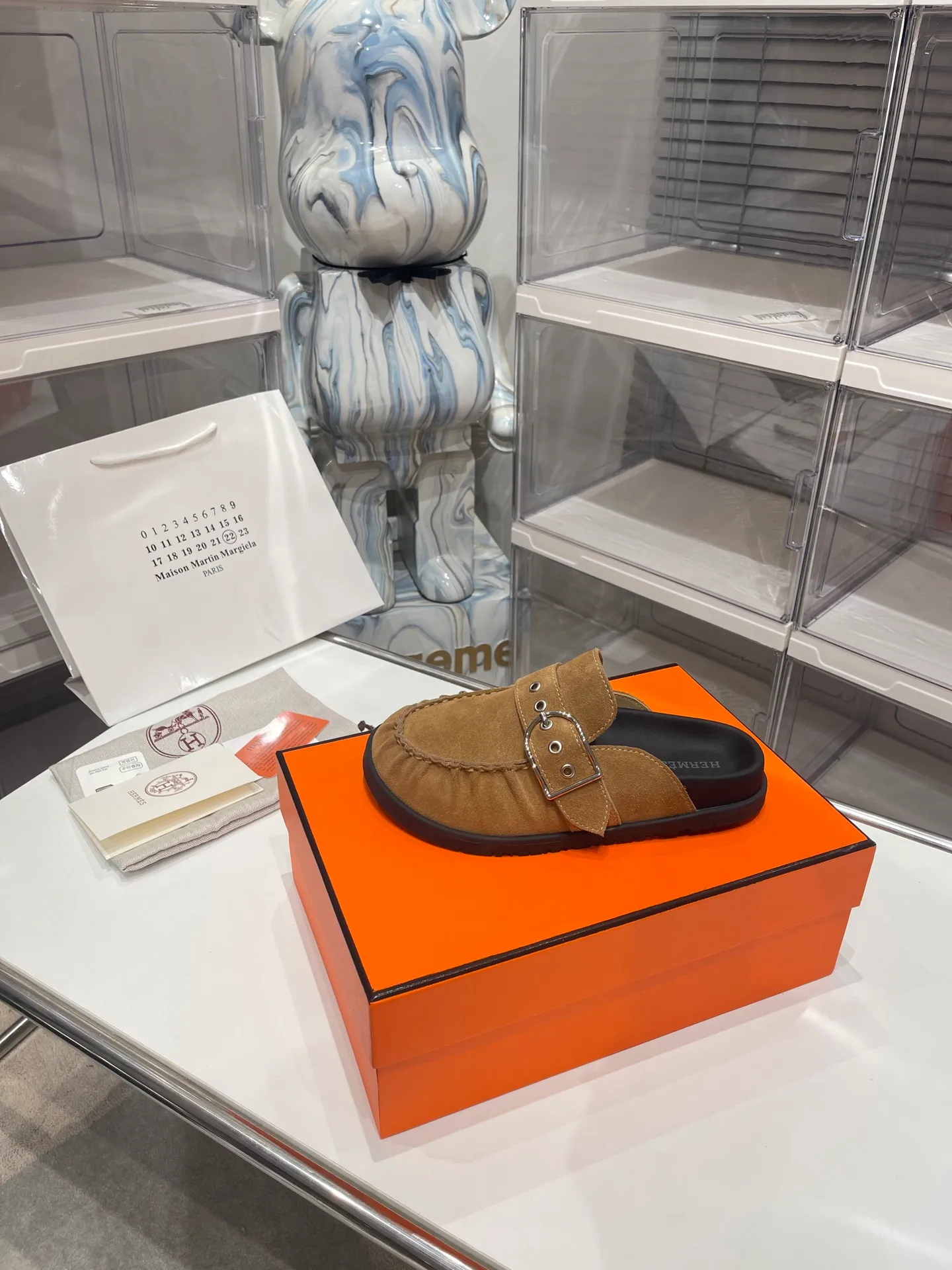 [H Family Hermès] P: 540💰 Size: Male 39-44 (45 46 customized) Female 35-40 (41 42 customized) HERMES Hermès latest kelly buckle couple style Birkenstock slippers, classic family language design! It looks good no matter how you match it! Casual and high-end feeling, the comfort is also great, paired with a variety of colorful socks, it gives a trendy and high-end feel ●Upper: imported cow suede ●Inner: imported sheepskin ●Foot pads: imported mixed sheepskin ●Outsole: Tpu non-slip and wear-resistant outsole